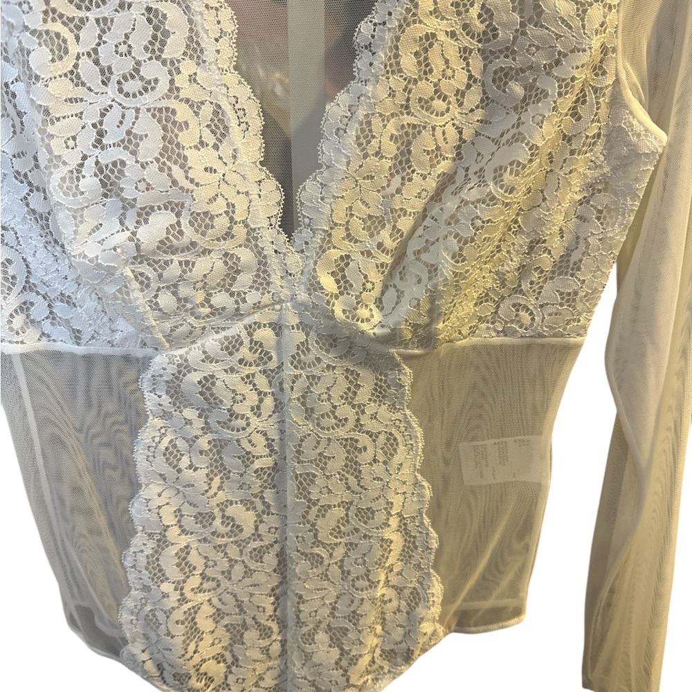 Elegant White Lace Bodysuit - Picture 2 of 3